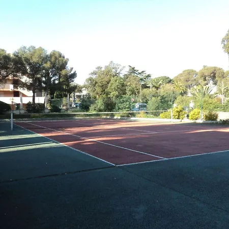 2 Pieces Avec Terrasse Et Parking A 400m De La - - Fr-1-226a-88 Saint Aygulf