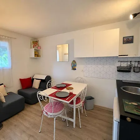 Lägenhet 2 Pieces Avec Terrasse Et Parking A 400m De La - - Fr-1-226a-88